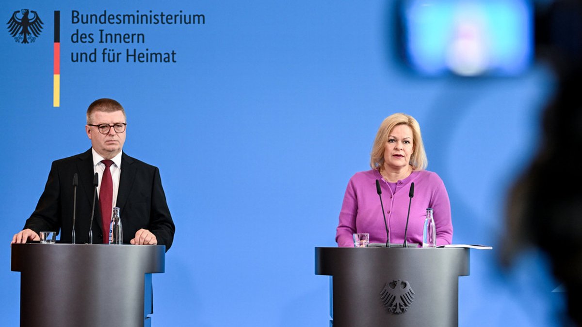 Verfassungsschutzpräsident Thomas Haldenwang und Bundesinnenministerin Nancy Faeser