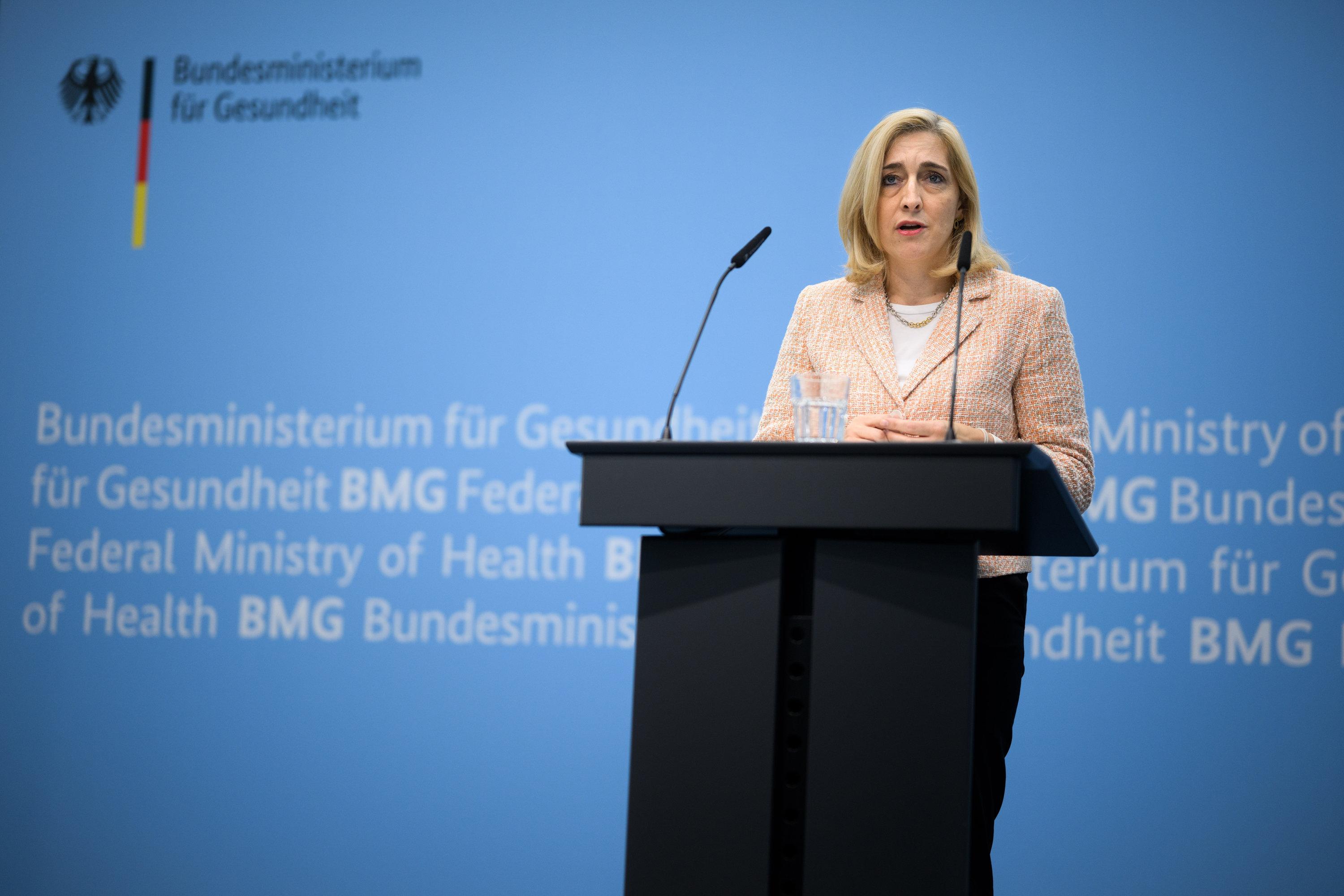 Nina Warken, die Bundesgesundheitsministerin, steht am Rednerpult. Im Hintergrund eine blaue Wand, auf der das "Bundesministerium für Gesundheit" steht. 