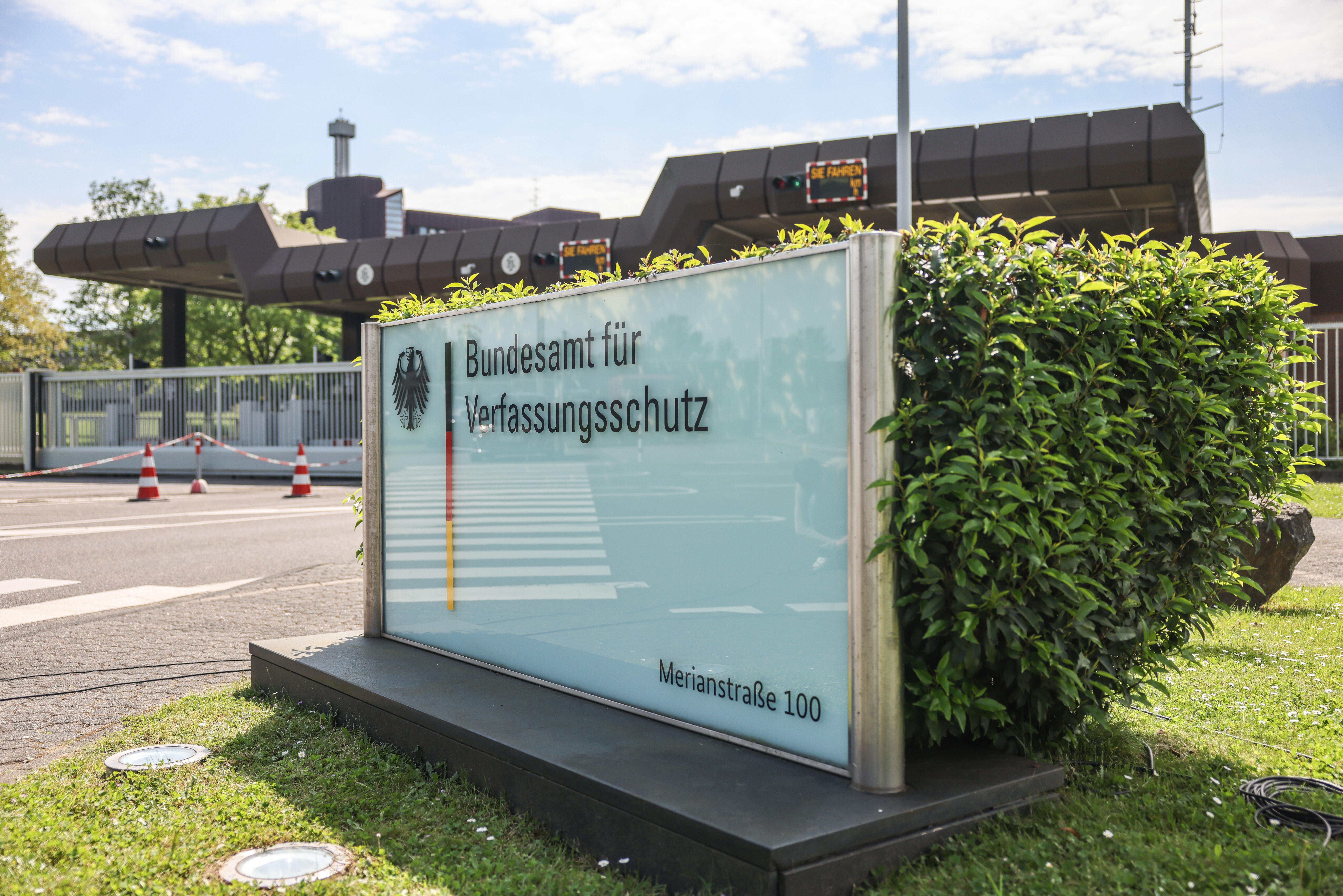 Behördenschild vor dem Bundesamt für Verfassungsschutz