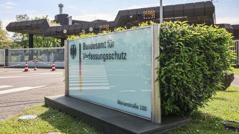 Behördenschild vor dem Bundesamt für Verfassungsschutz | Bild: picture alliance/dpa | Oliver Berg Behördenschild vor dem Bundesamt für Verfassungsschutz