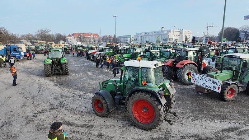 Auf dem zentralen Plärrergelände in Augsburg fand die größte Protestveranstaltung der bayerischen Bauern statt. 