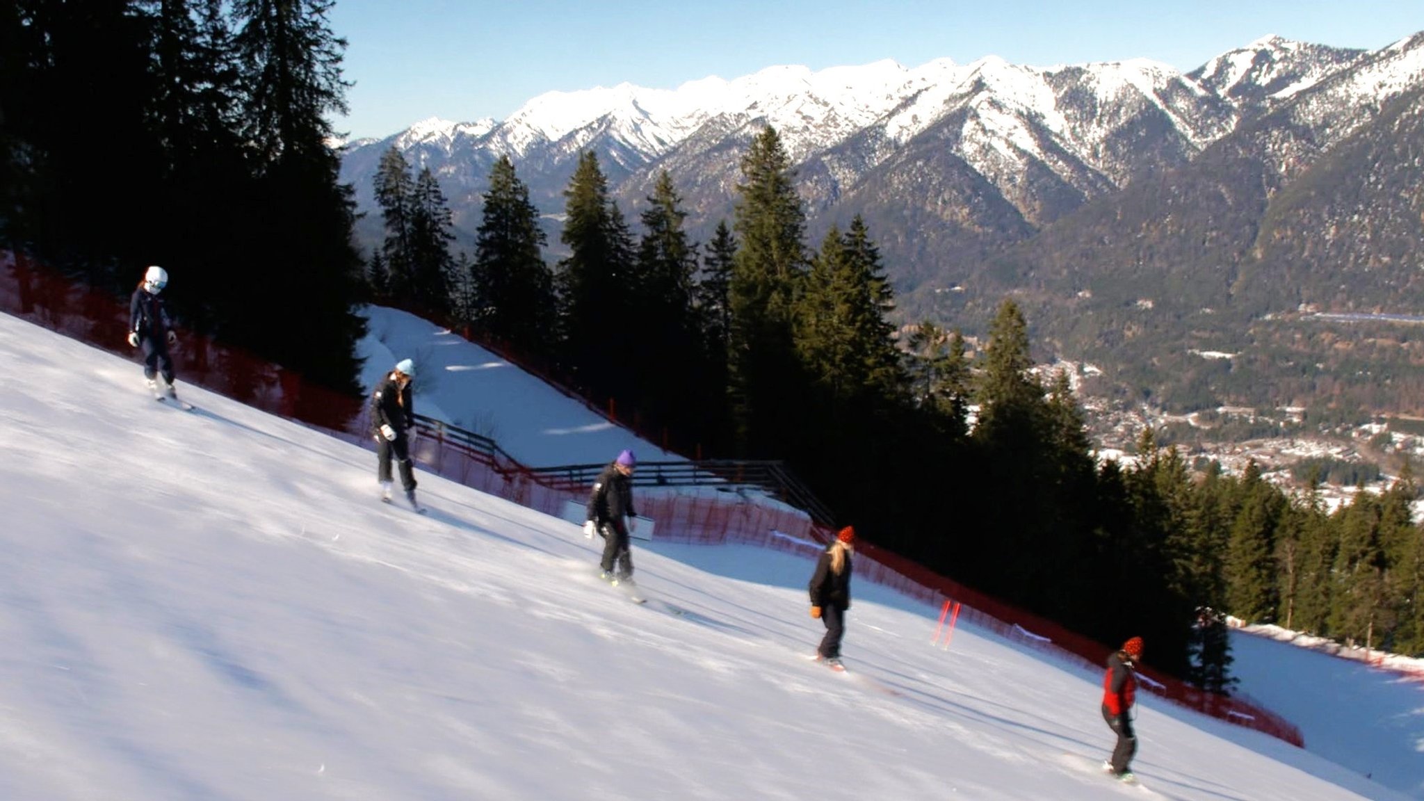 Synchron die Piste runter Rutschen damit die Rennläufer ans Limit gehen können.