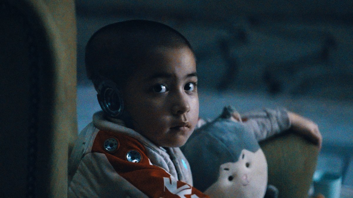 Ein Kind (Madeleine Yuna Voyles) soll der gefährlichste KI-Entwickler der Welt sein? Filmszene aus "The Creator".