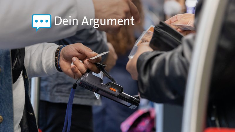 Ein Fahrkartenkontrolleur kontrolliert in einer U-Bahn den Fahrschein eines Fahrgasts. (Symbolbild) | Bild: dpa-Bildfunk/Daniel Karmann Ein Fahrkartenkontrolleur kontrolliert in einer U-Bahn den Fahrschein eines Fahrgasts. (Symbolbild)