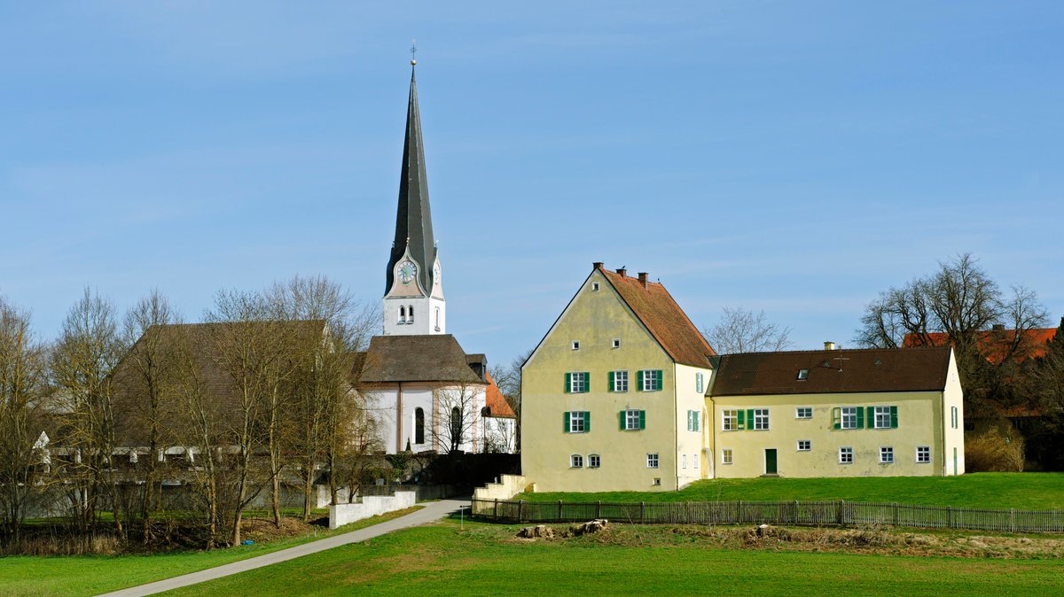 Hilgertshausen-Tandern: Pfarrkirche St. Peter und Paul und ehemaliges Hofmarkschloss, Tandern