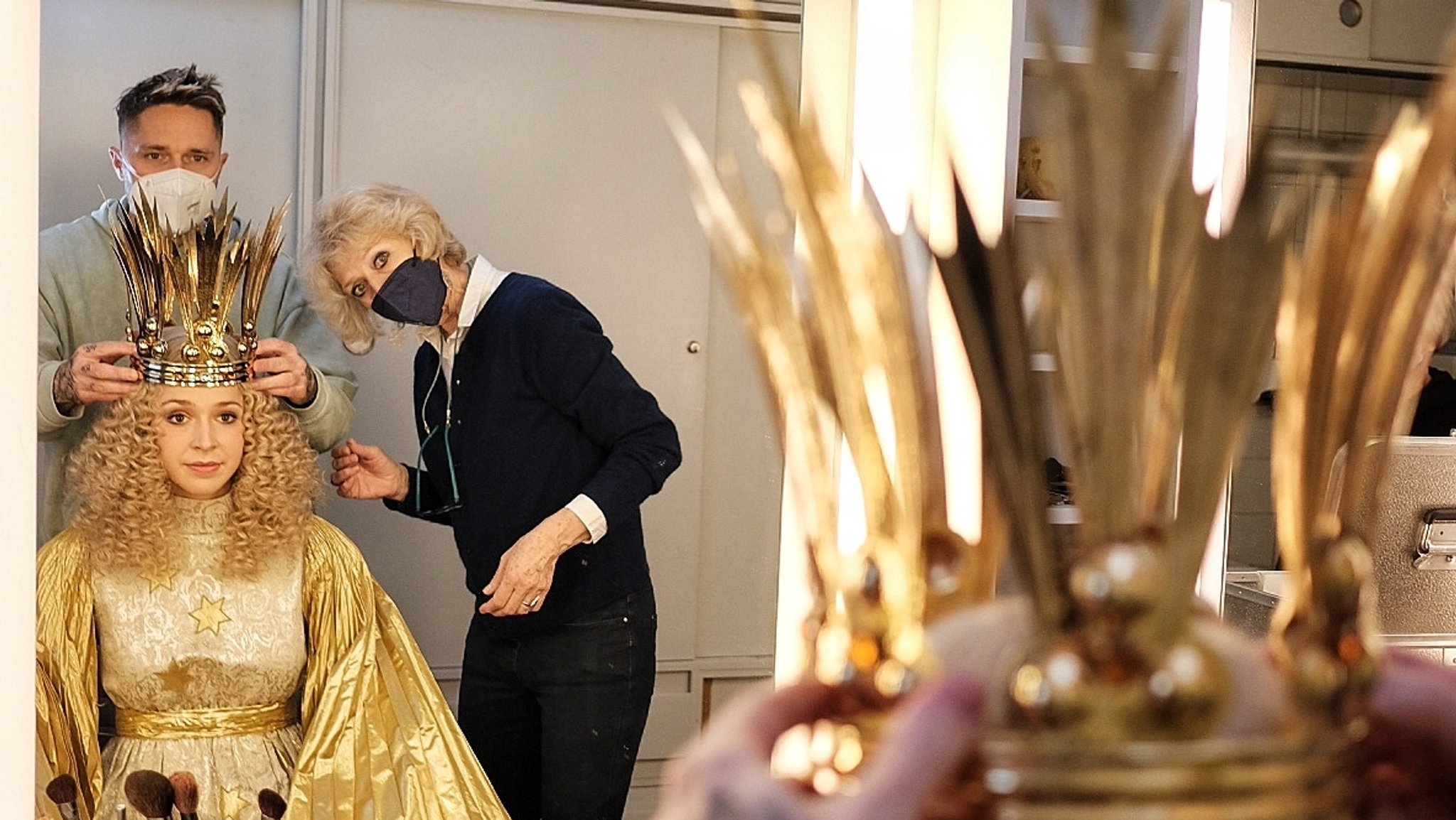 Das Nürnberger Christkind Teresa Windschall mit Maskenbildnerin Helke Hadlich und Waffenmeister Peter Hofmann