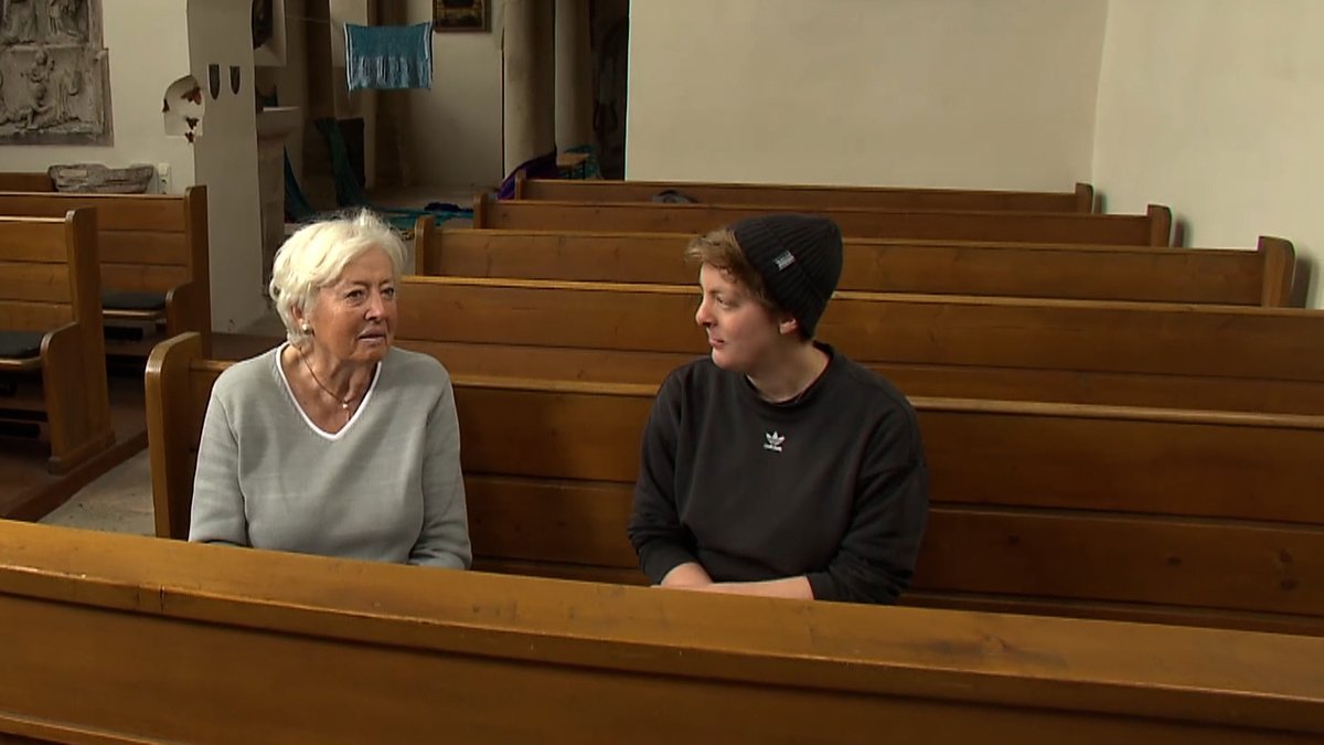 Renate Schmidt (links) spricht in St. Egidien mit Laura Krüger von der Jungen Kirche Nürnberg LUX