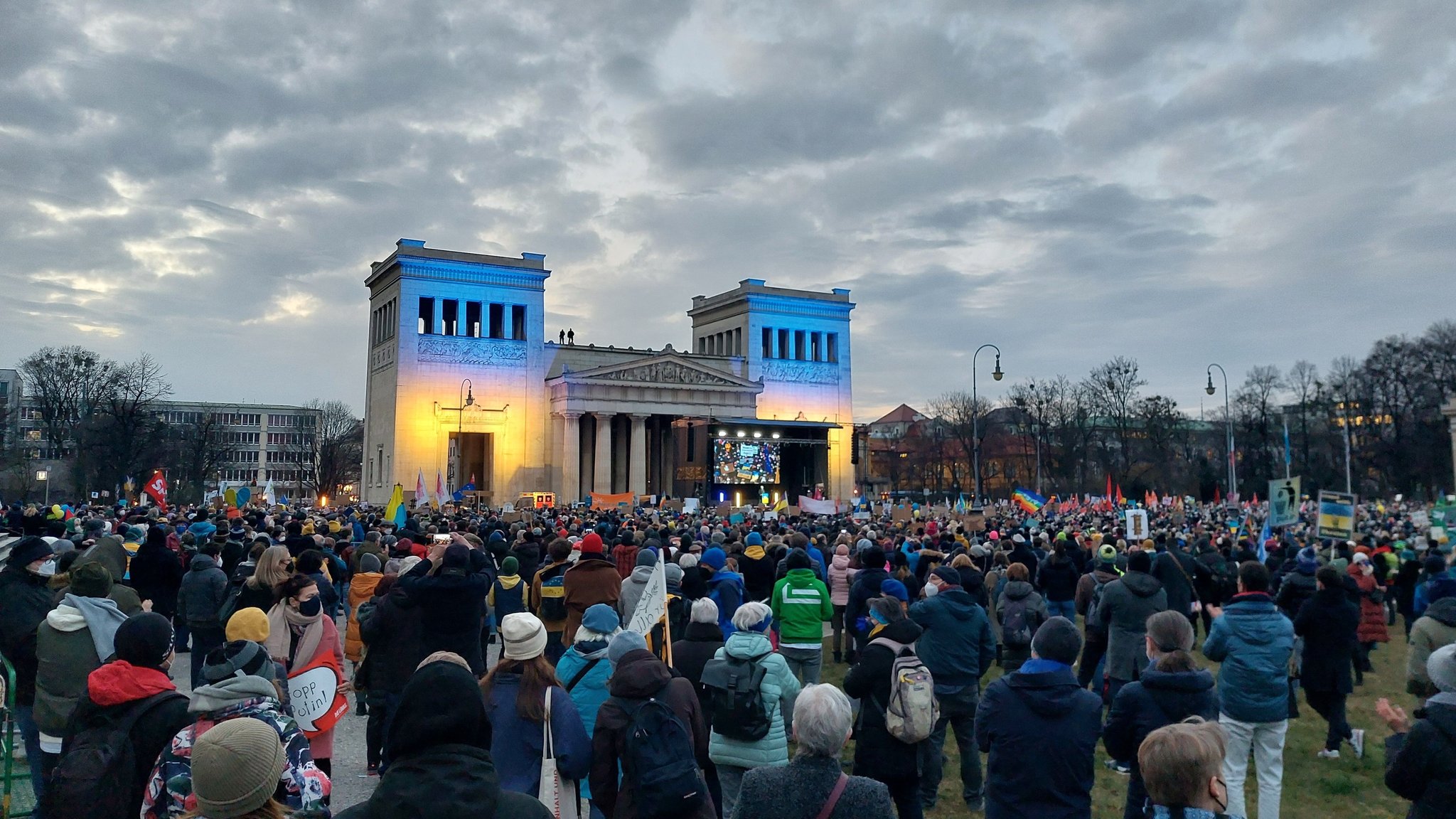 45.000 Menschen sind auf den Münchner Königsplatz gekommen, um gegen den russischen Krieg gegen die Ukraine zu demonstrieren. 