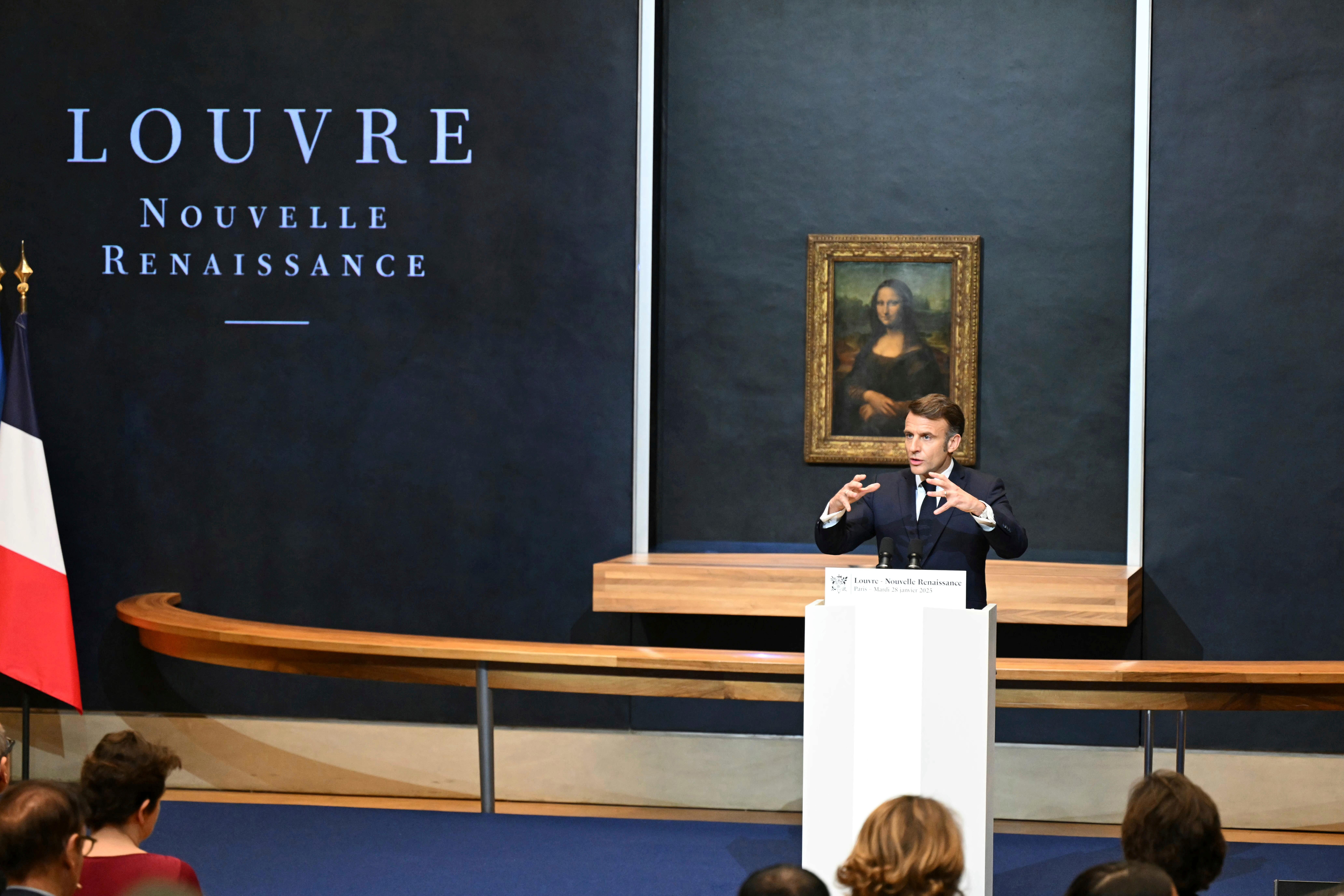 Frankreichs Präsident Emmanuel Macron kündigt in einer Rede die Modernisierung des Louvre-Museums an.