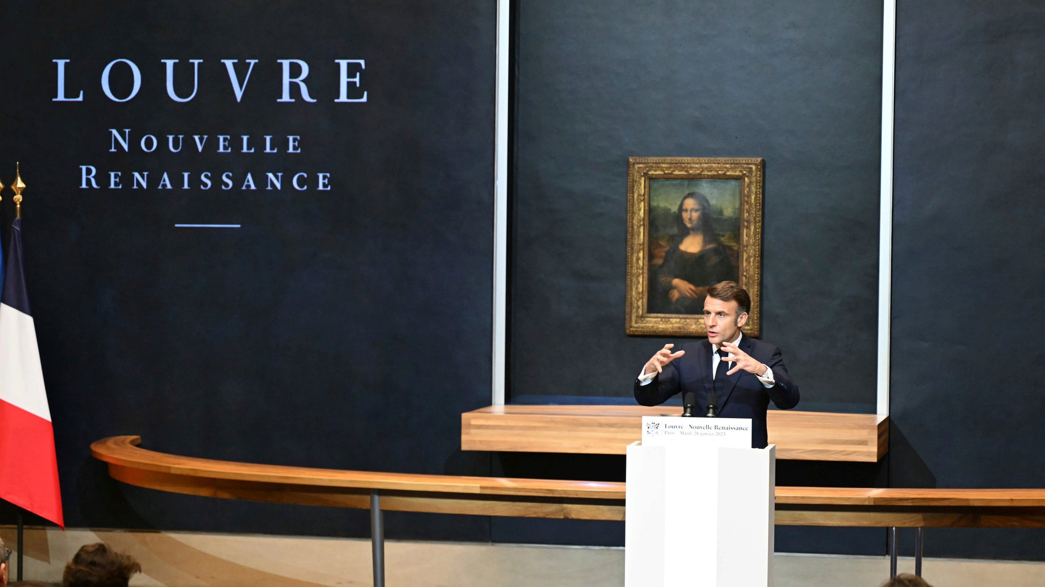 Frankreichs Präsident Emmanuel Macron kündigt in einer Rede die Modernisierung des Louvre-Museums an.