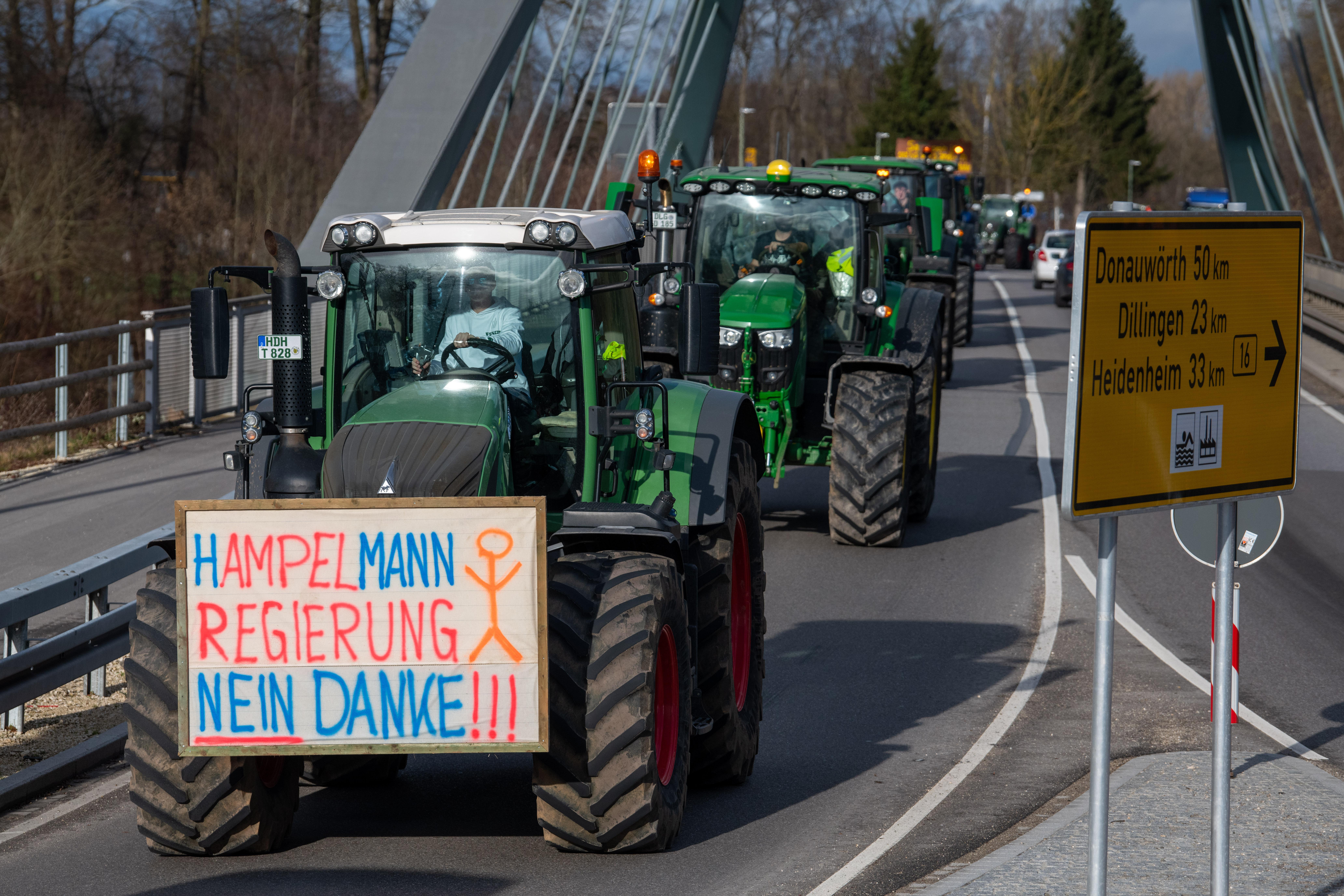 Zahlreiche Traktoren fahren auf der Bundesstraße B16 zu einer Kundgebung des Bauernverbandes gegen die Sparpläne der Bundesregierung. | Bild:picture alliance/dpa | Stefan Puchner