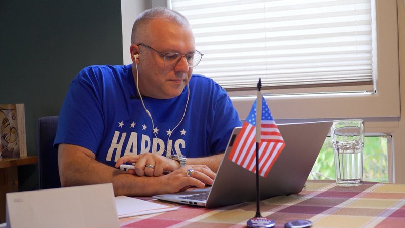 Harris oder Trump? Der US-Wahlkampf läuft nicht nur in den Staaten auf Hochtouren, sondern auch in der Oberpfalz. Demokraten wollen Stimmen von Amerikanern sammeln, die aktuell im Ausland leben - zum Beispiel mit Telefonanrufen aus Regensburg. | Bild: BR Harris oder Trump? Der US-Wahlkampf läuft nicht nur in den Staaten auf Hochtouren, sondern auch in der Oberpfalz. Demokraten wollen Stimmen von Amerikanern sammeln, die aktuell im Ausland leben - zum Beispiel mit Telefonanrufen aus Regensburg.