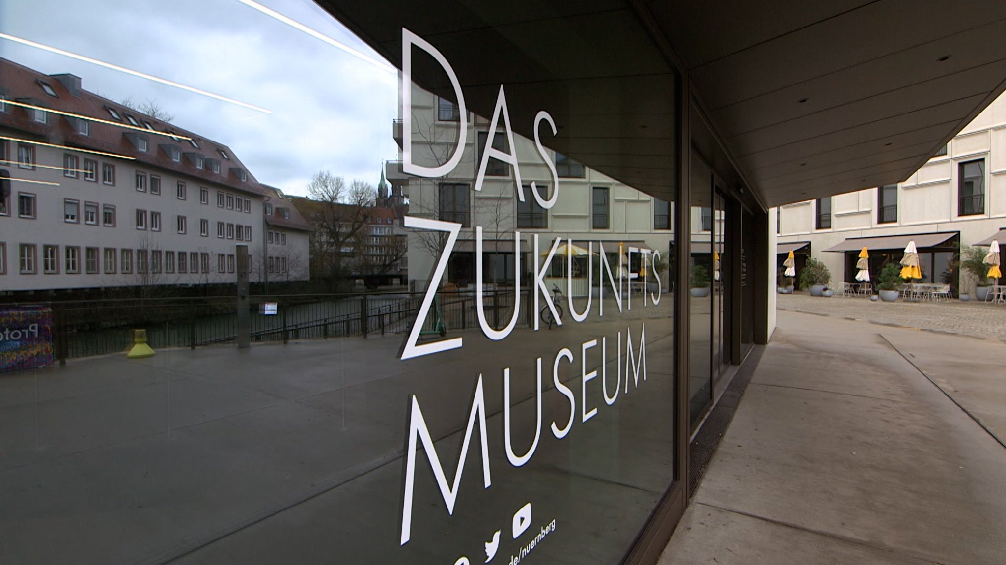 Spiegelung in der Fassade des Zukunftsmuseums