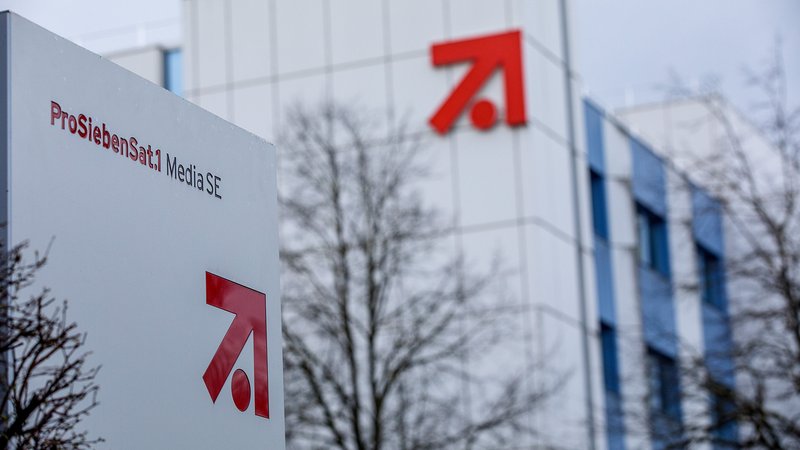 Aussenansicht mit Logo und Schriftzug vom Medienunternehmen ProSiebenSat.1 im Medienpark München-Unterföhring | Bild: picture alliance / Fotostand | Fotostand / Fritsch Aussenansicht mit Logo und Schriftzug vom Medienunternehmen ProSiebenSat.1 im Medienpark München-Unterföhring