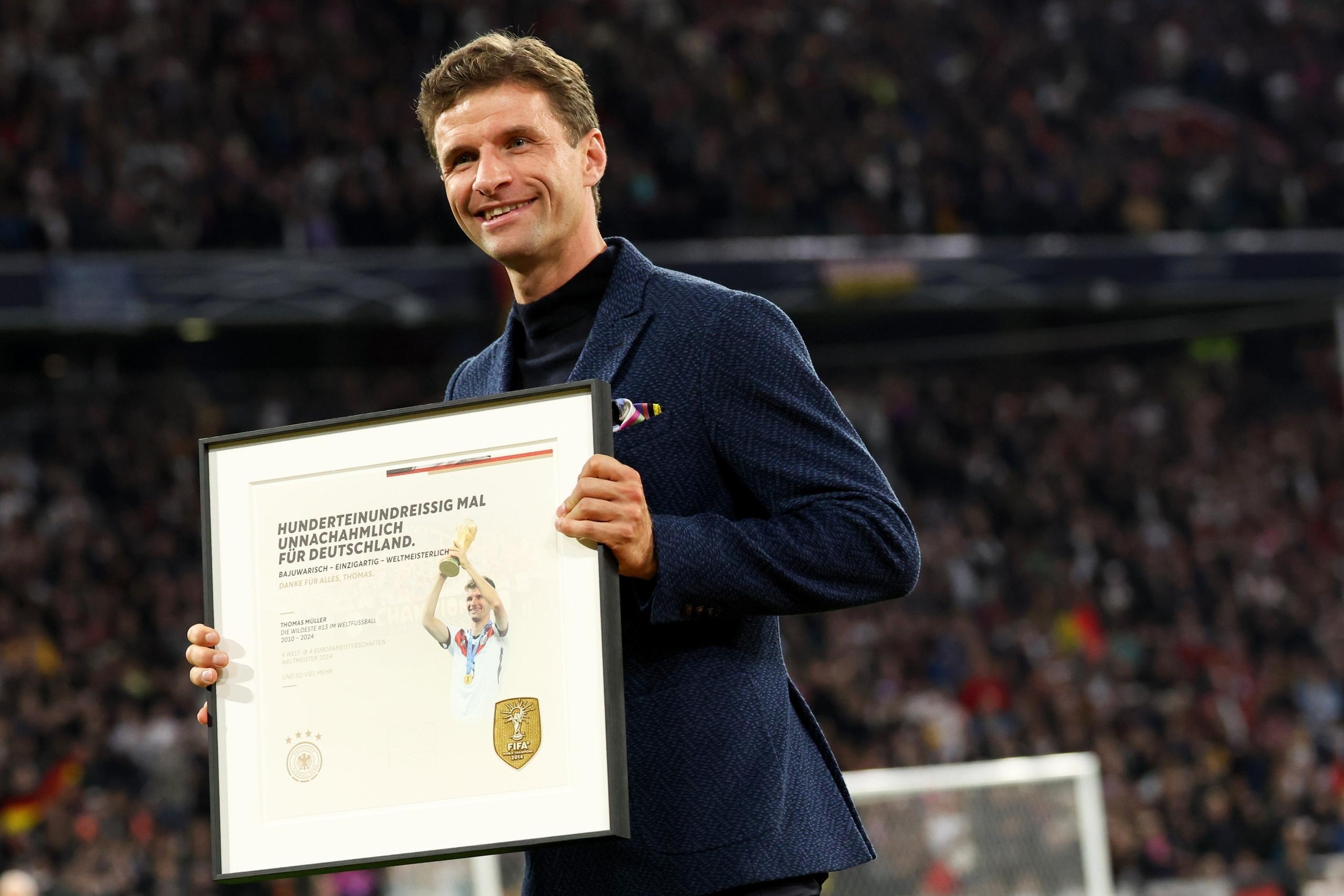 14.10.2024, Bayern, München: Fußball, Nations League A, Deutschland - Niederlande, Gruppenphase, Gruppe 3, 4. Spieltag, Allianz Arena, der ehemalige Nationalspieler Thomas Müller wird vor dem Spiel verabschiedet. Foto: Christian Charisius/dpa +++ dpa-Bildfunk +++
