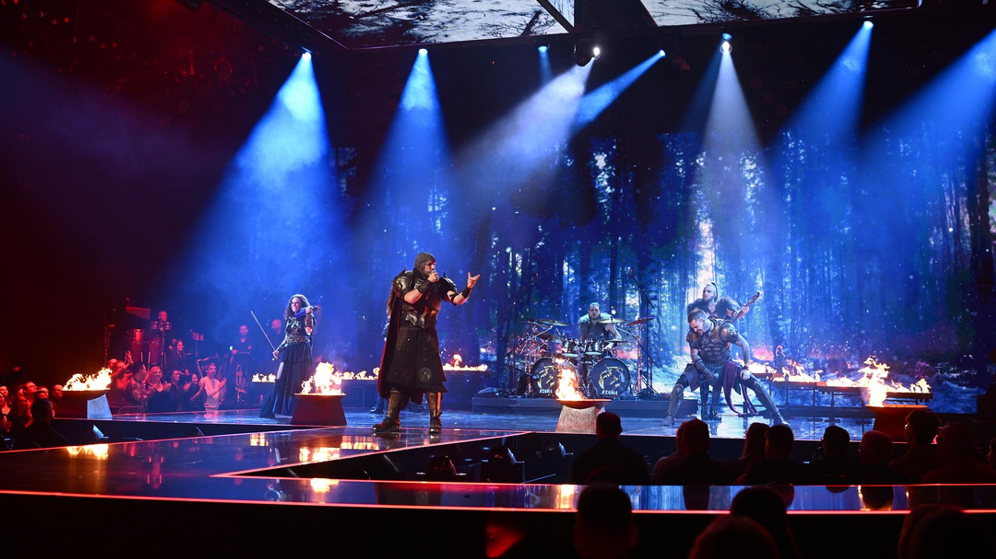 Die Band Feuerschwanz auf der Bühne beim deutschen Vorentscheid des Eurovision Song Contest (ESC) 