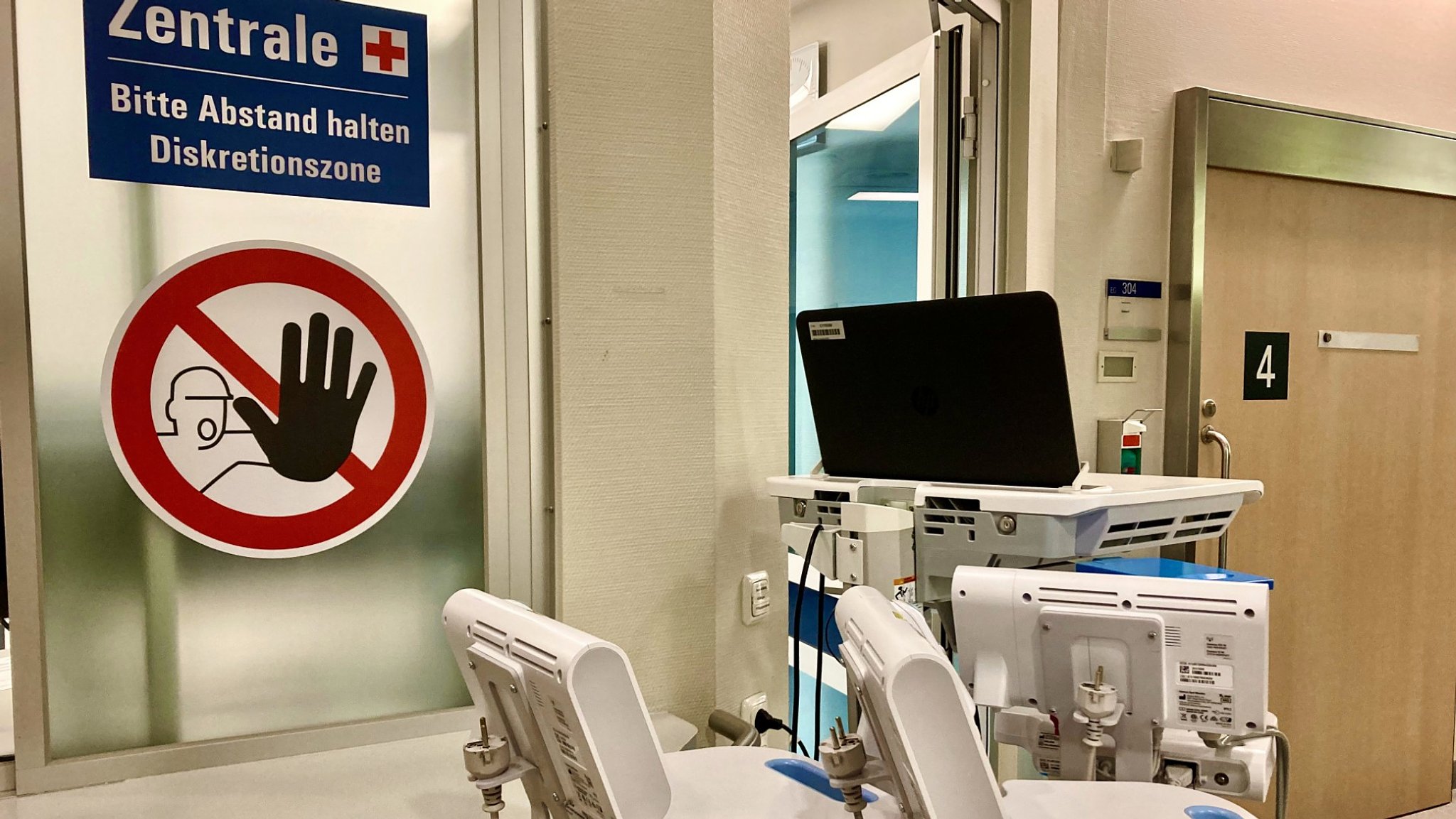 Die Notaufnahme der Uniklinik Augsburg ist überlastet. Eine Ersteinschätzungsstelle entscheidet nun, welche Patienten alternativ in die Akutpraxis nebenan können.