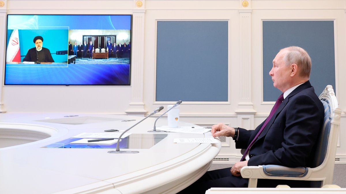 Der russische Präsident sitzt am weißen Schreibtisch