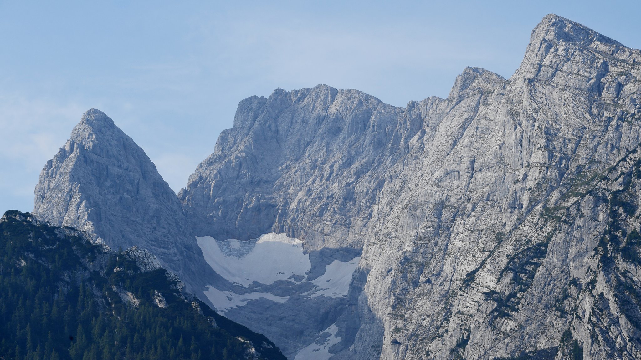 Archivbild: Altschnee liegt auf dem Blaueisferner, der zwischen den Wänden der Blaueisspitze (l.) und dem Hochkalter eingebettet ist.