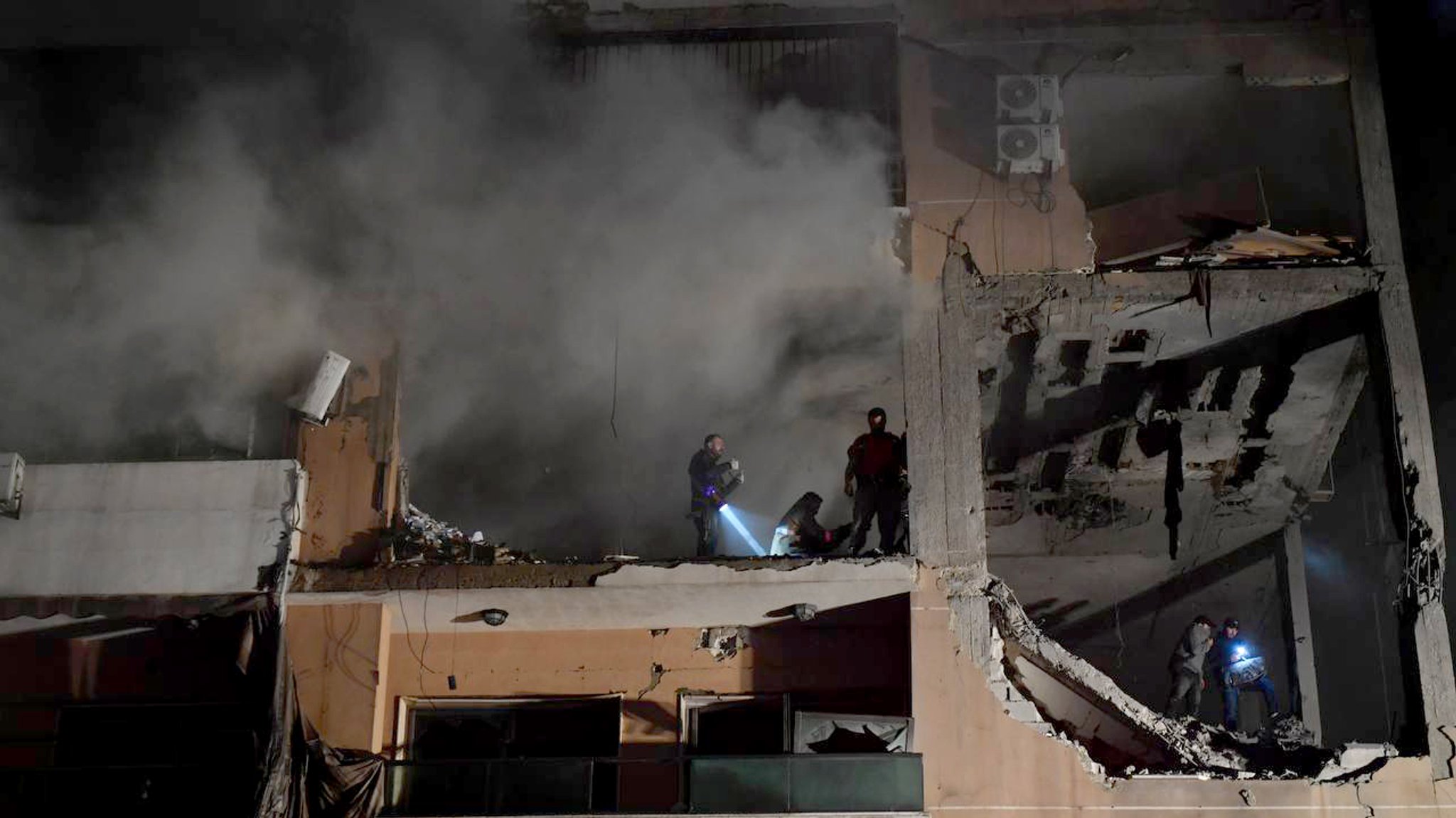 Rauch steigt aus einem zerstörten Gebäude auf. | Bild: picture alliance / Anadolu | Houssam Shbaro Rauch steigt aus einem zerstörten Gebäude auf.