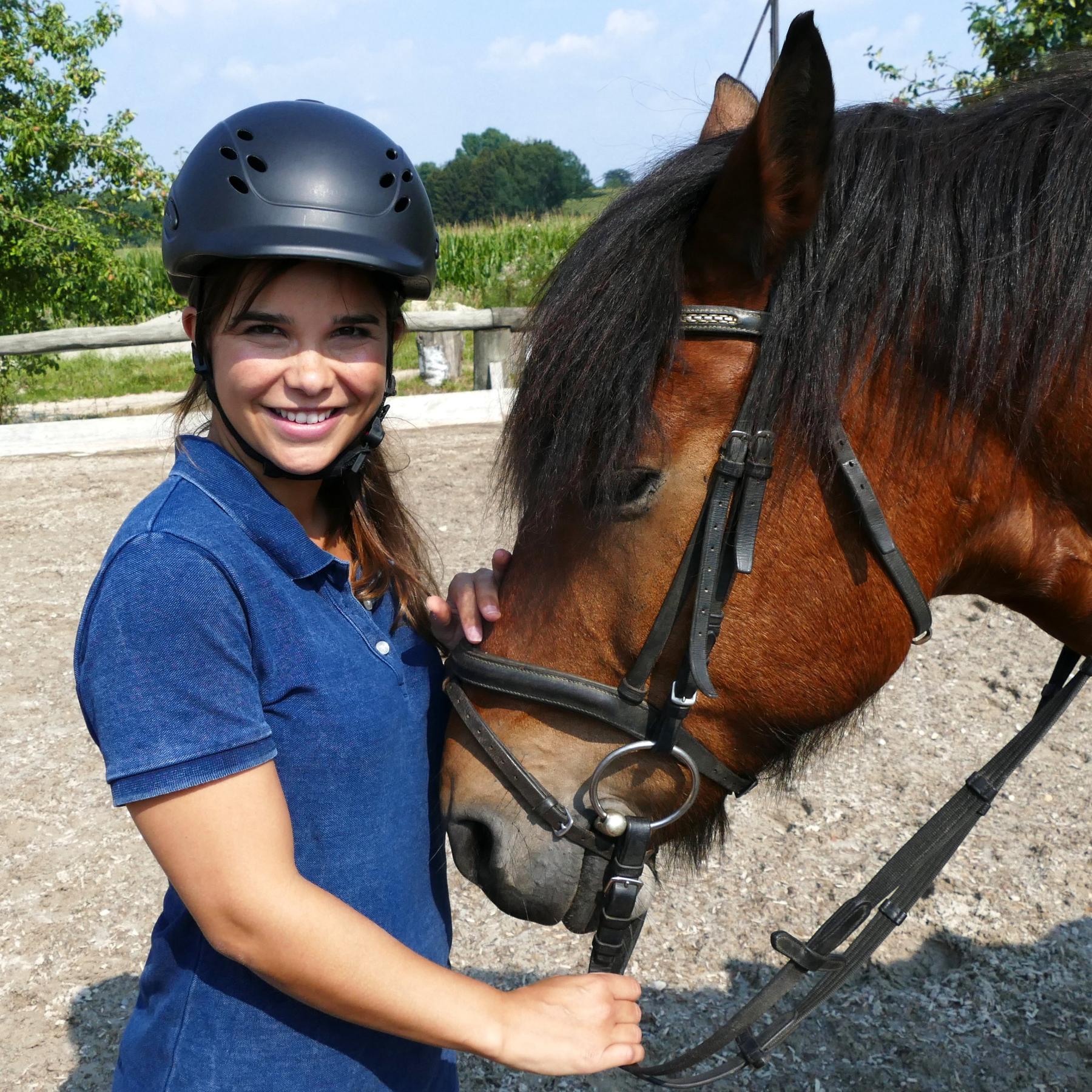 Anna lernt reiten