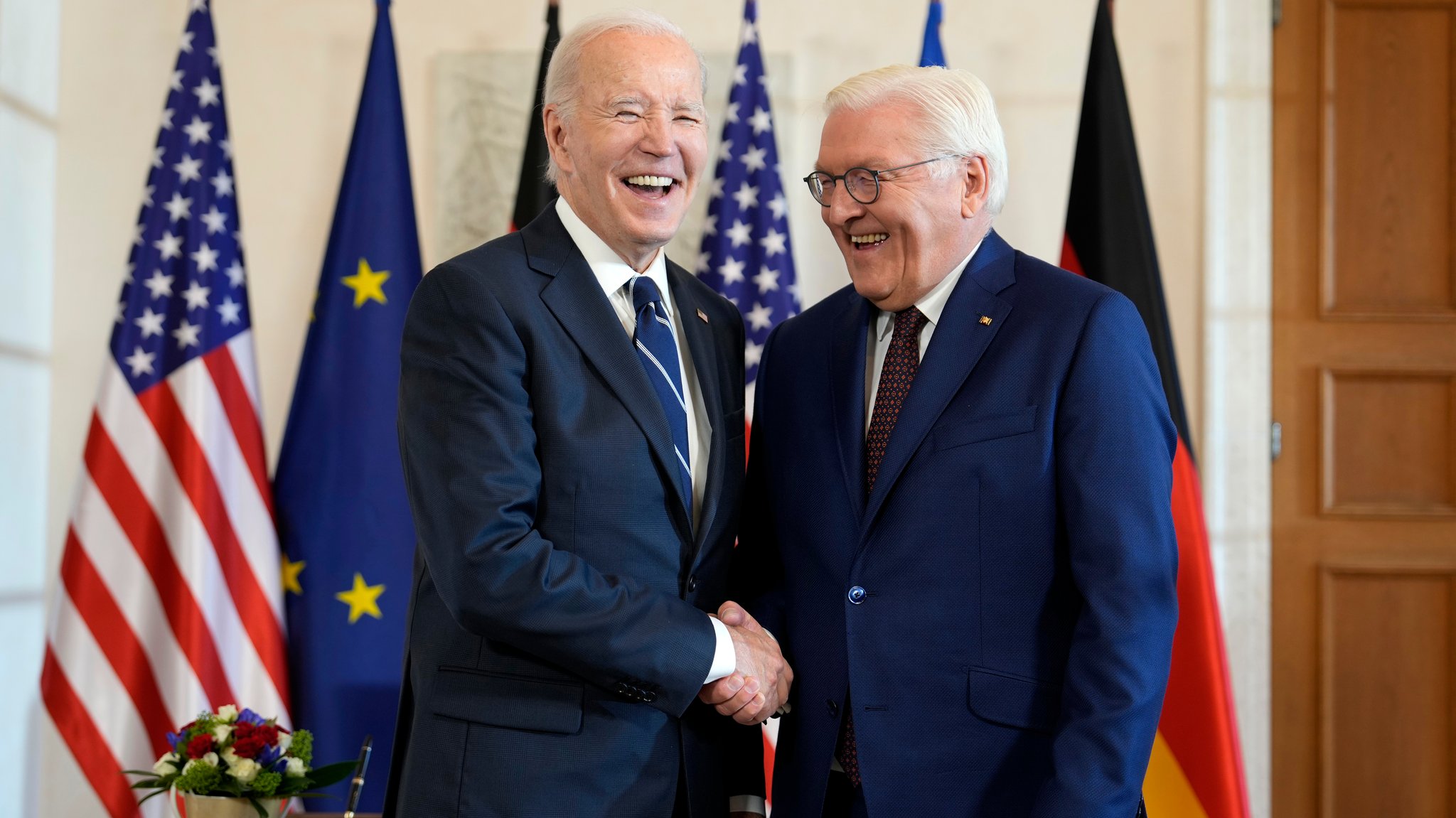 US-Präsident Joe Biden (l) wird vom deutschen Bundespräsidenten Frank-Walter Steinmeier während der Begrüßungszeremonie im Schloss Bellevue in Berlin, Deutschland, begrüßt. 