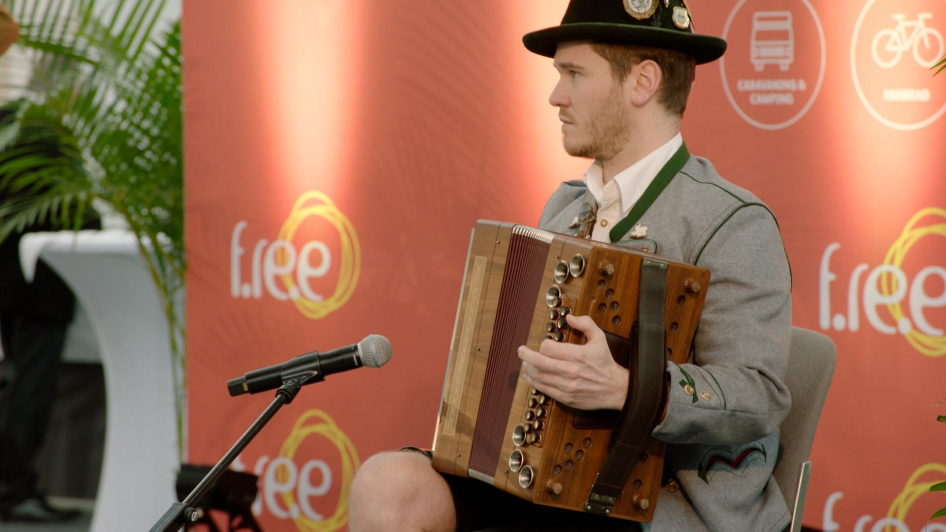 Ob Camping, Caravaning oder Wellness - die Messe f.re.e in München bietet für jeden Reise- und Freizeit-Typ Informationen und Anregungen. Bis Sonntag zeigen Aussteller aus 60 Ländern die neuen Branchentrends.