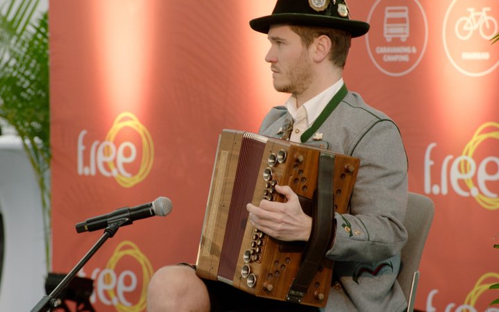 Ob Camping, Caravaning oder Wellness - die Messe f.re.e in München bietet für jeden Reise- und Freizeit-Typ Informationen und Anregungen. Bis Sonntag zeigen Aussteller aus 60 Ländern die neuen Branchentrends. | Bild: Bayerischer Rundfunk 2024 Ob Camping, Caravaning oder Wellness - die Messe f.re.e in München bietet für jeden Reise- und Freizeit-Typ Informationen und Anregungen. Bis Sonntag zeigen Aussteller aus 60 Ländern die neuen Branchentrends.