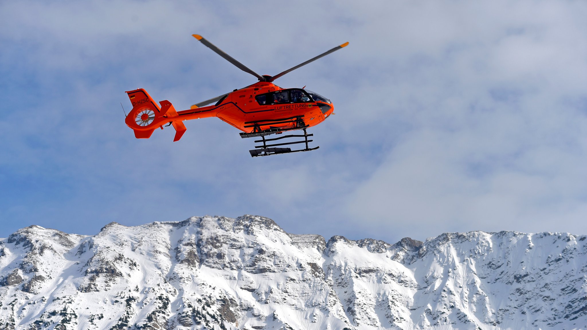 Symbolbild: Rettungshubschrauber im Gebirge