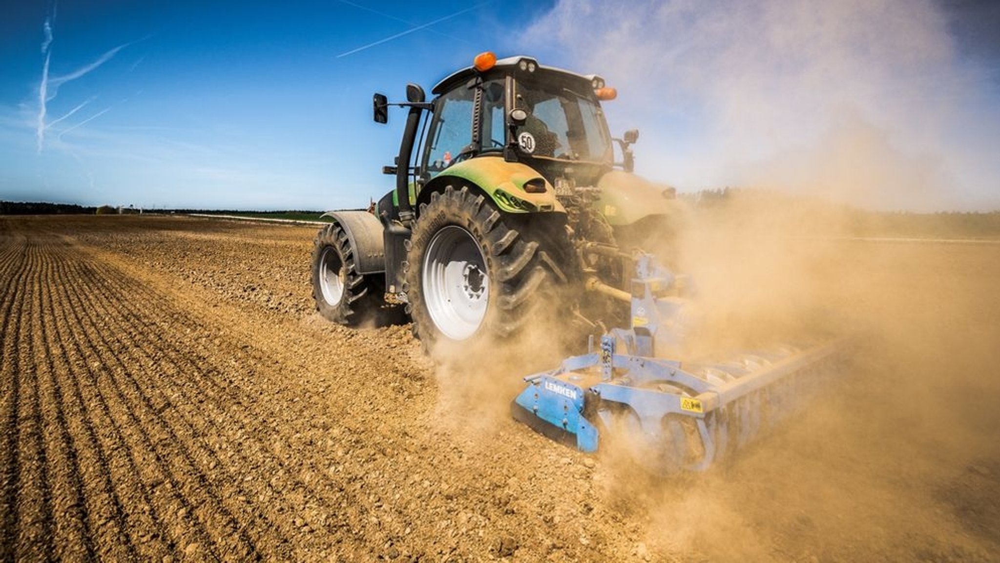 Ein Landwirt fährt mit Traktor eine große Walze über ein trockenes Feld: Noch haben die Böden genügend Feuchtigkeit gespeichert, doch wenn es nicht bald regnet, könnte es für die Landwirte schwierig werden.