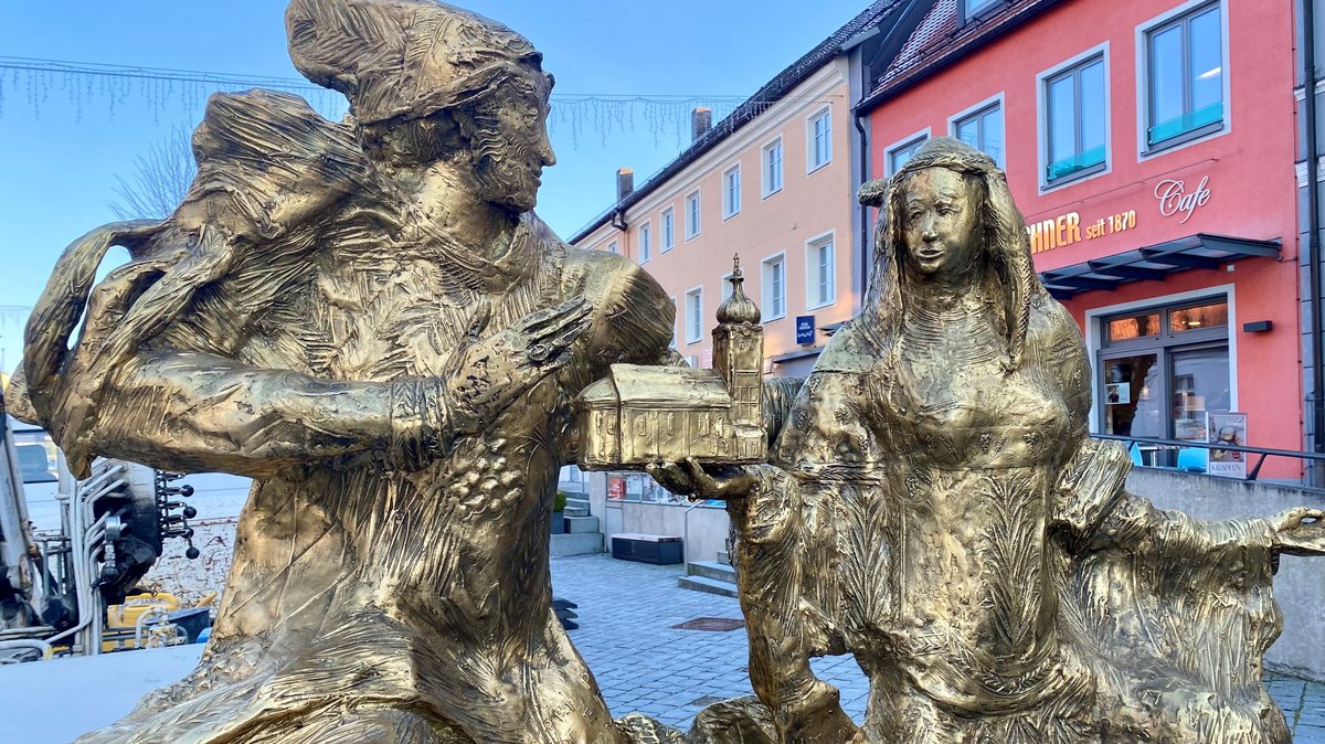 Die Bronzestatue: Links Wittelsbacher Herzog Ludwig, rechts seine Frau Ludmilla. 