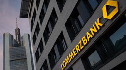 Der Schriftzug "Commerzbank" und das Logo sind auf einem Gebäude zu sehen. | Bild:dpa-Bildfunk/Sebastian Gollnow