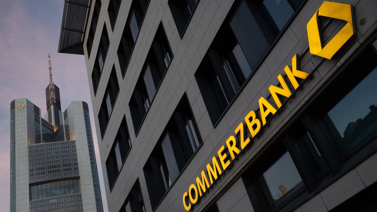 Der Schriftzug "Commerzbank" und das Logo sind auf einem Gebäude zu sehen.