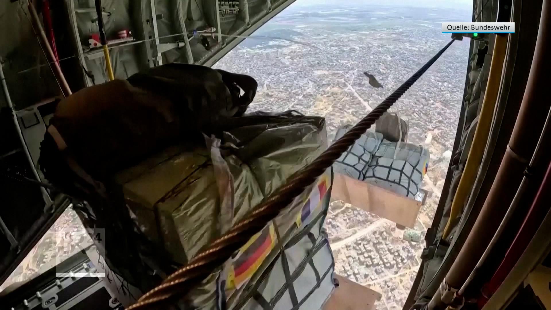 Luftwaffe wirft Hilfslieferungen ab