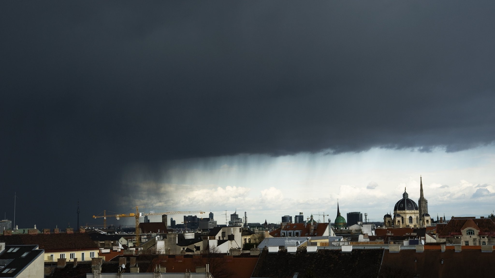 (Symbolbild) Wien erlebte einen Rekord-Sommerregen. Mehr als 110 Liter Regen pro Quadratmeter gingen auf Österreichs Hauptstadt nieder. 