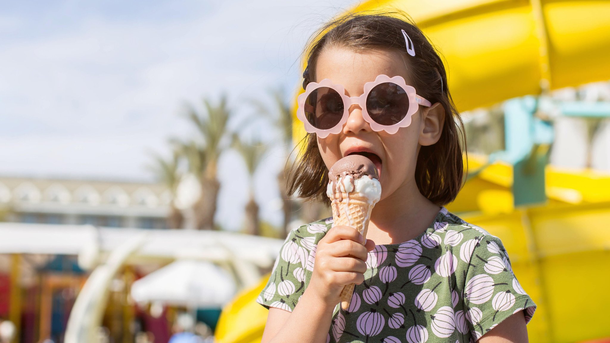 Sommer, Sonne, Eiswaffel - ein Kind isst Eis im Sommerurlaub.