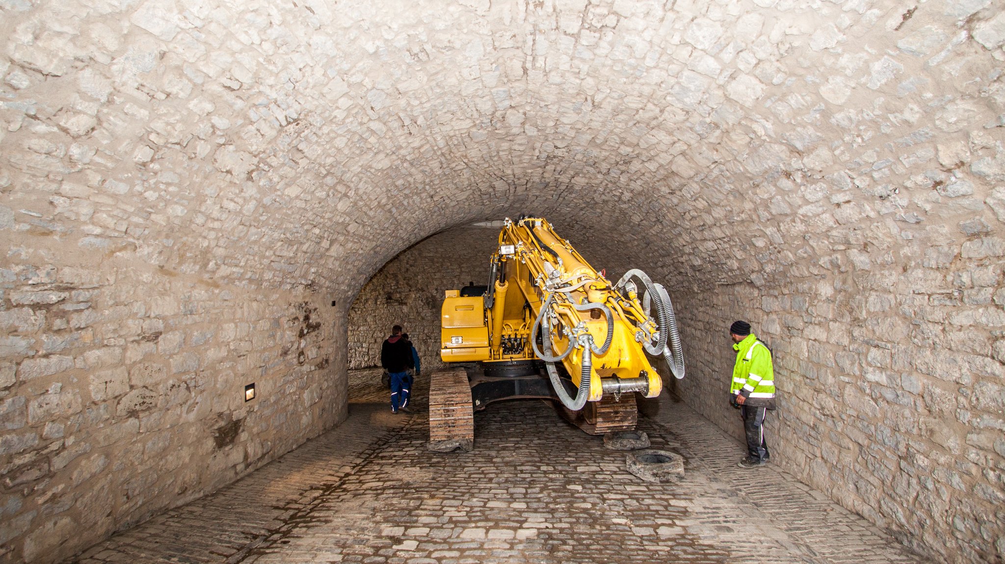 Ein Bagger ohne Schaufel und Führerhaus in einem der Tunnel der Festung.