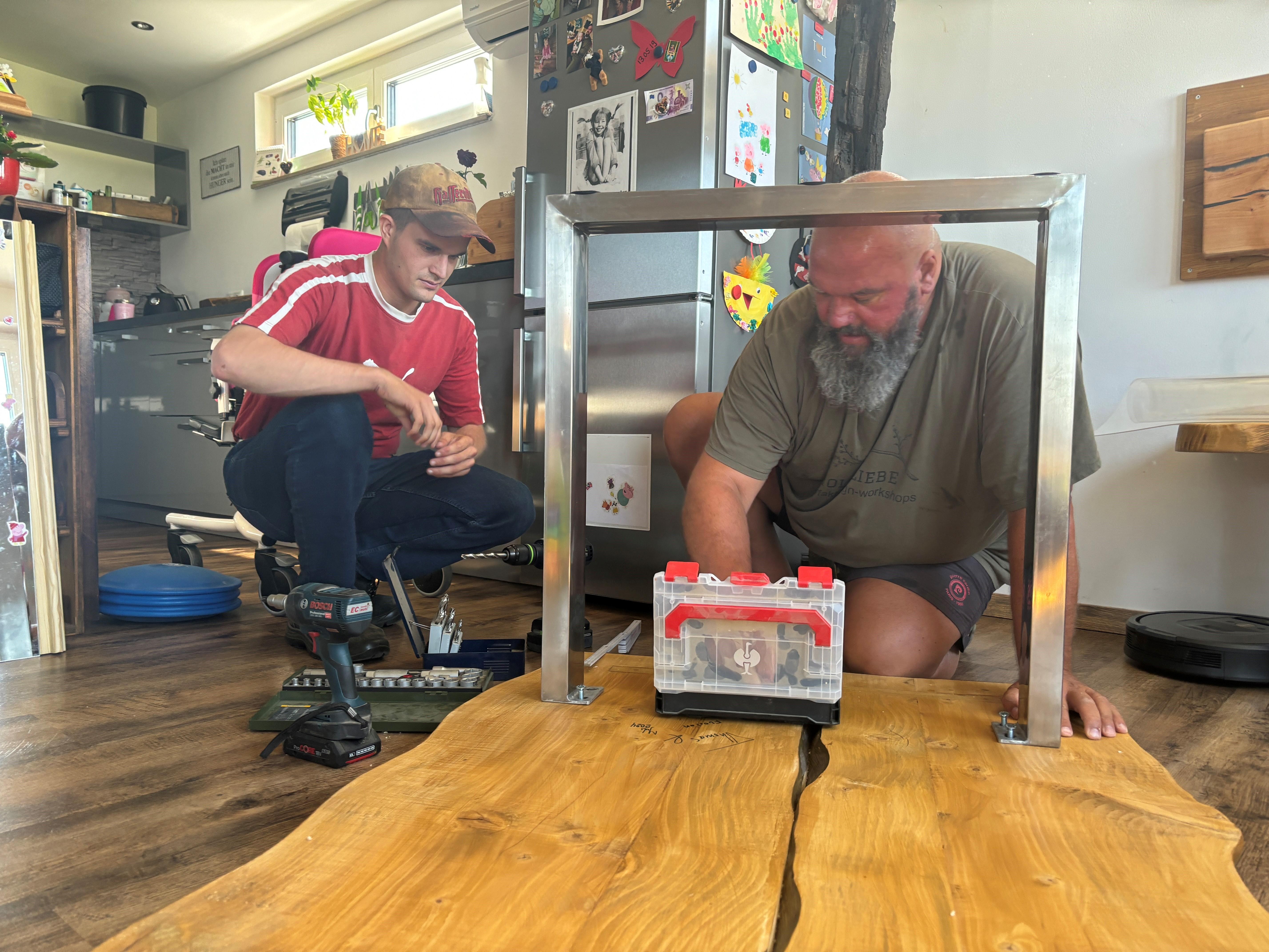 Florian Offinger und Thomas Schenk arbeiten gemeinsam an einem Tisch. 