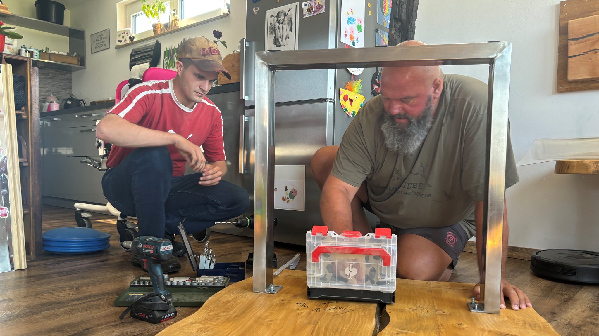 Florian Offinger und Thomas Schenk arbeiten gemeinsam an einem Tisch. 