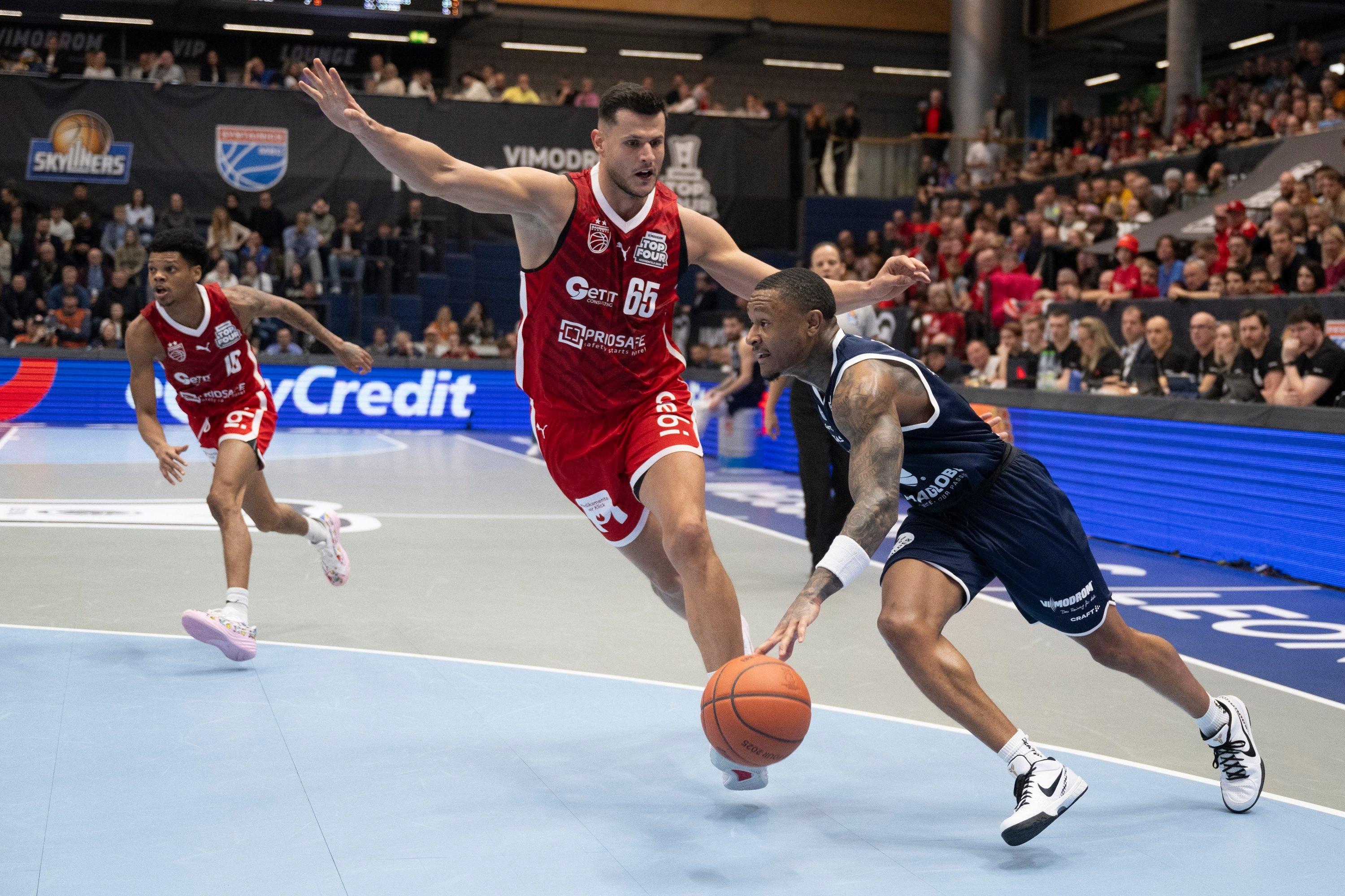 16.02.2025, Sachsen-Anhalt, Weißenfels: Basketball: BBL-Pokal, Syntainics MBC Weißenfels - Bamberg Baskets, Final Four, Finale, Stadthalle Weißenfels. Weißenfels' Charles Callison (r) im Angriff gegen Bambergs Filip Stanic. 