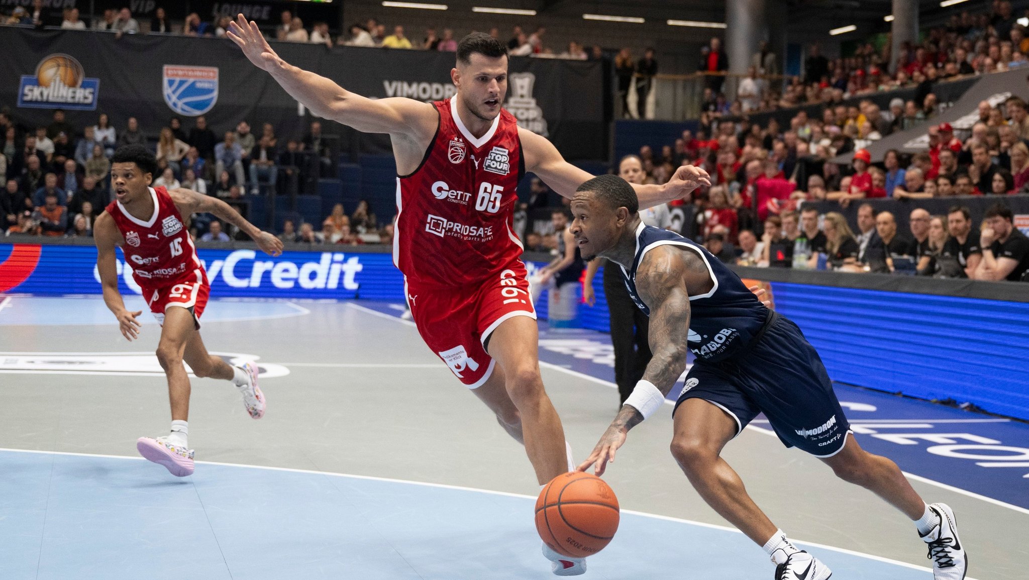 16.02.2025, Sachsen-Anhalt, Weißenfels: Basketball: BBL-Pokal, Syntainics MBC Weißenfels - Bamberg Baskets, Final Four, Finale, Stadthalle Weißenfels. Weißenfels' Charles Callison (r) im Angriff gegen Bambergs Filip Stanic. 