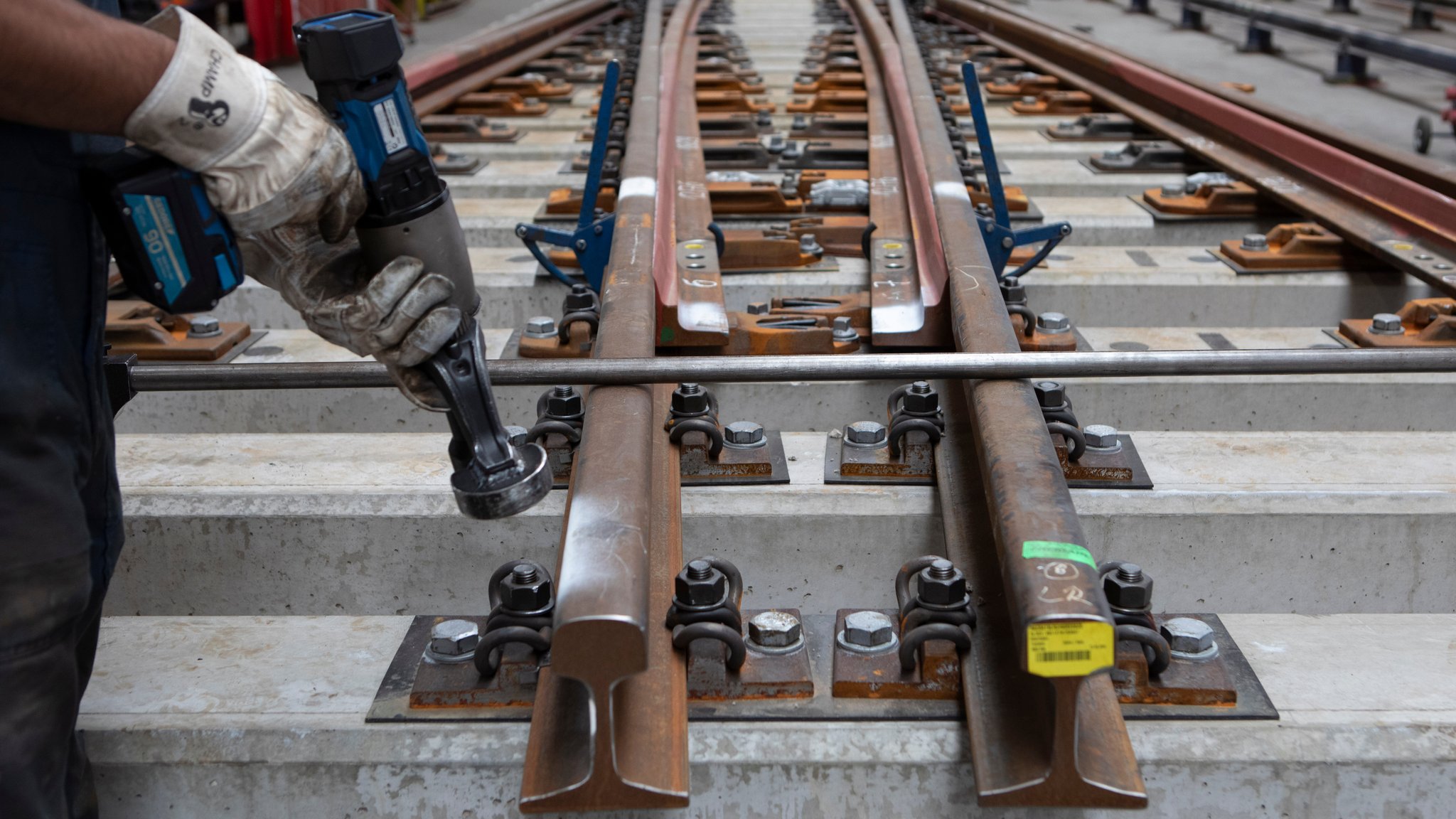 ARCHIV (17.05.2024): 50 neue Weichen werden für die Sanierung der Riedbahn in Hessen in Witten produziert.