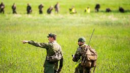 Bundeswehrsoldaten suchen mit einer Menschenkette nach dem vermissten Jungen Arian. | Bild:dpa-Bildfunk/Daniel Bockwoldt