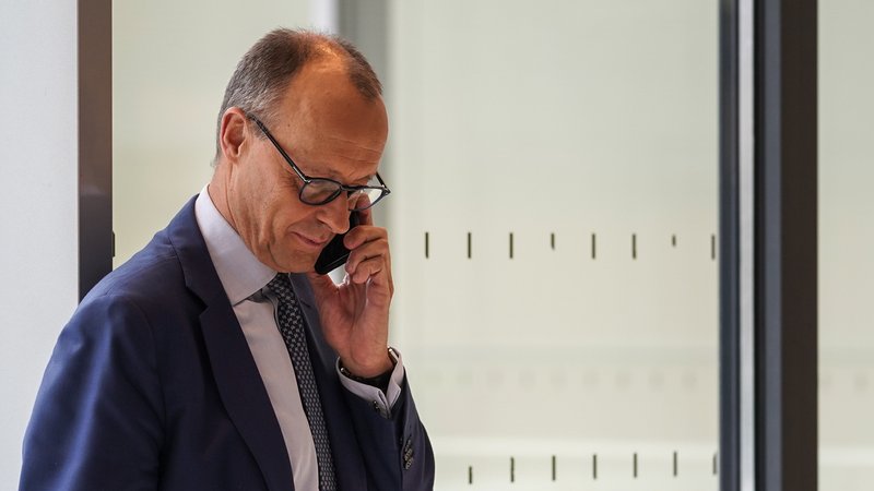 Friedrich Merz steht mit seiner Mailbox-Nachricht durchaus in einer politischen Tradition - auch wenn das Medium Mailbox am Aussterben ist. | Bild: picture alliance / Fotostand | Fotostand / Reuhl Friedrich Merz steht mit seiner Mailbox-Nachricht durchaus in einer politischen Tradition - auch wenn das Medium Mailbox am Aussterben ist.