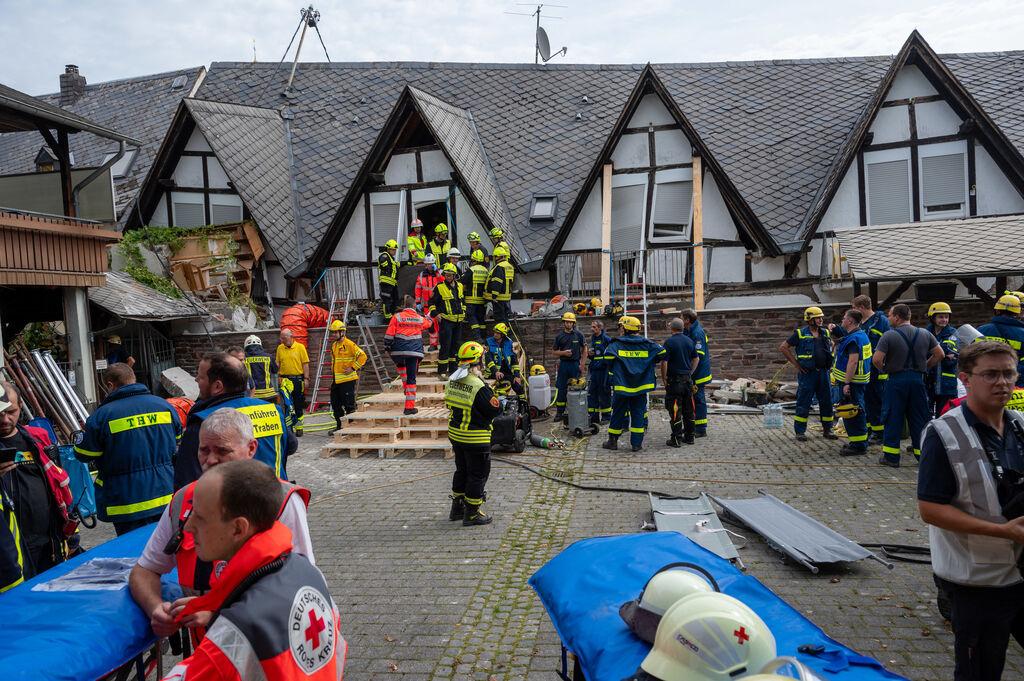 Rheinland-Pfalz, Kröv: Rettungskräfte und Feuerwehr arbeiten am Einsatzort. 