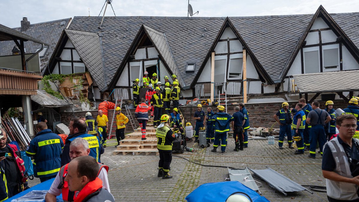 Rheinland-Pfalz, Kröv: Rettungskräfte und Feuerwehr arbeiten am Einsatzort. 