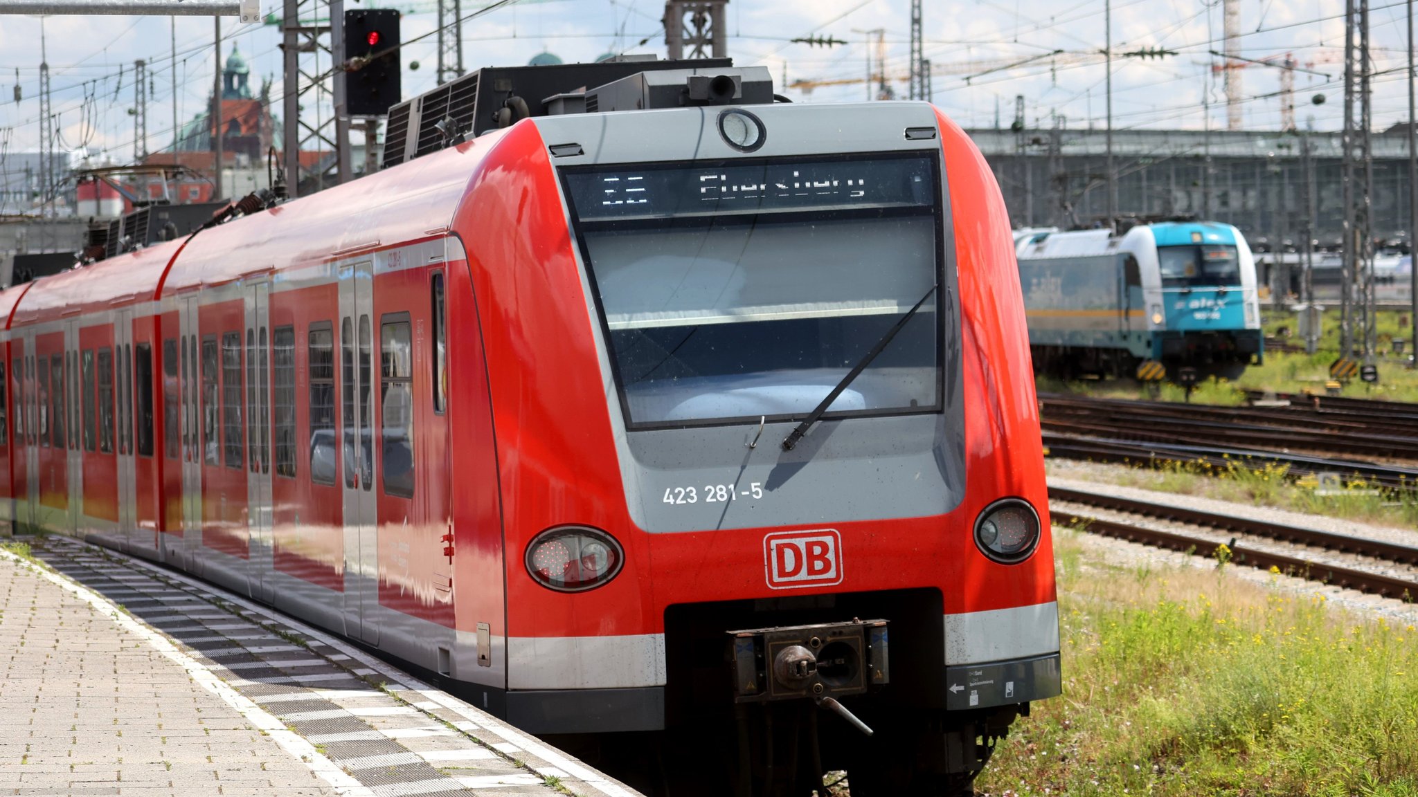 Blick auf eine ausfahrende S-Bahn am Haltepunkt Hackerbrücke in München.