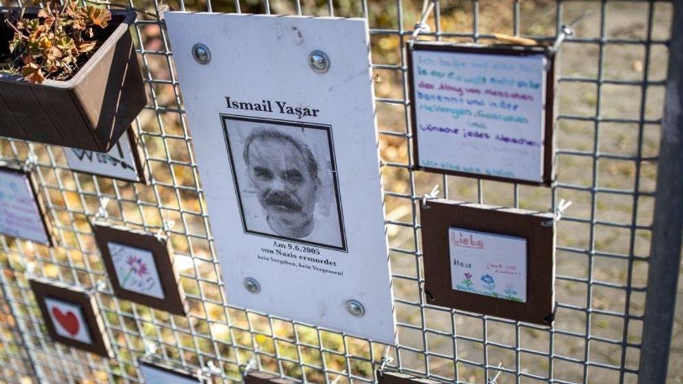 Bemalte Kacheln und ein Blumenkasten am Gedenkort für das NSU-Opfer Ismail Yasar.