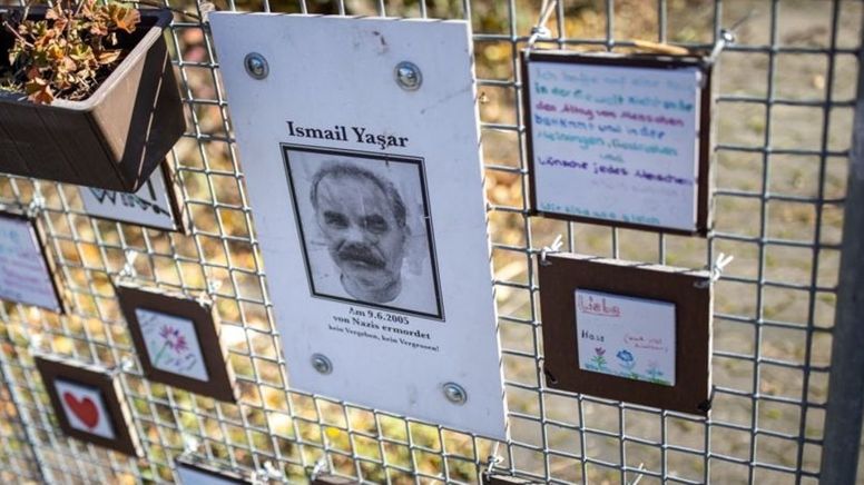 Bemalte Kacheln und ein Blumenkasten am Gedenkort für das NSU-Opfer Ismail Yasar. | Bild:Daniel Karmann/dpa-Bildfunk