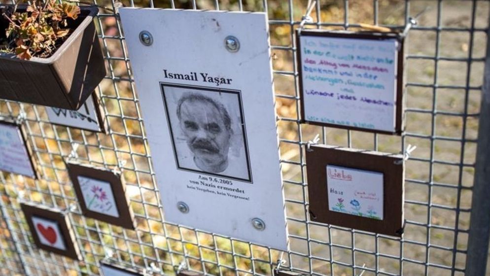 Bemalte Kacheln und ein Blumenkasten am Gedenkort für das NSU-Opfer Ismail Yasar. | Bild:Daniel Karmann/dpa-Bildfunk